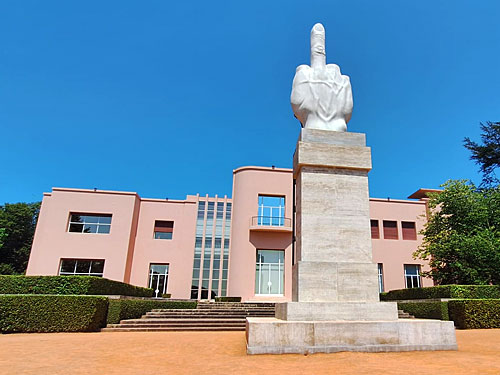 Instalações Maurizio Cattelan