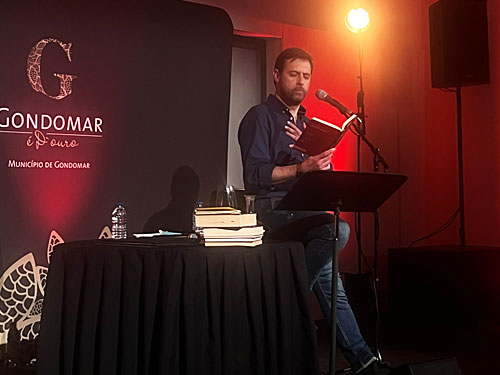 Pedro Lamares <span class="pt_splitter pt_splitter-1">"A poesia é uma arma carregada de futuro"</span>